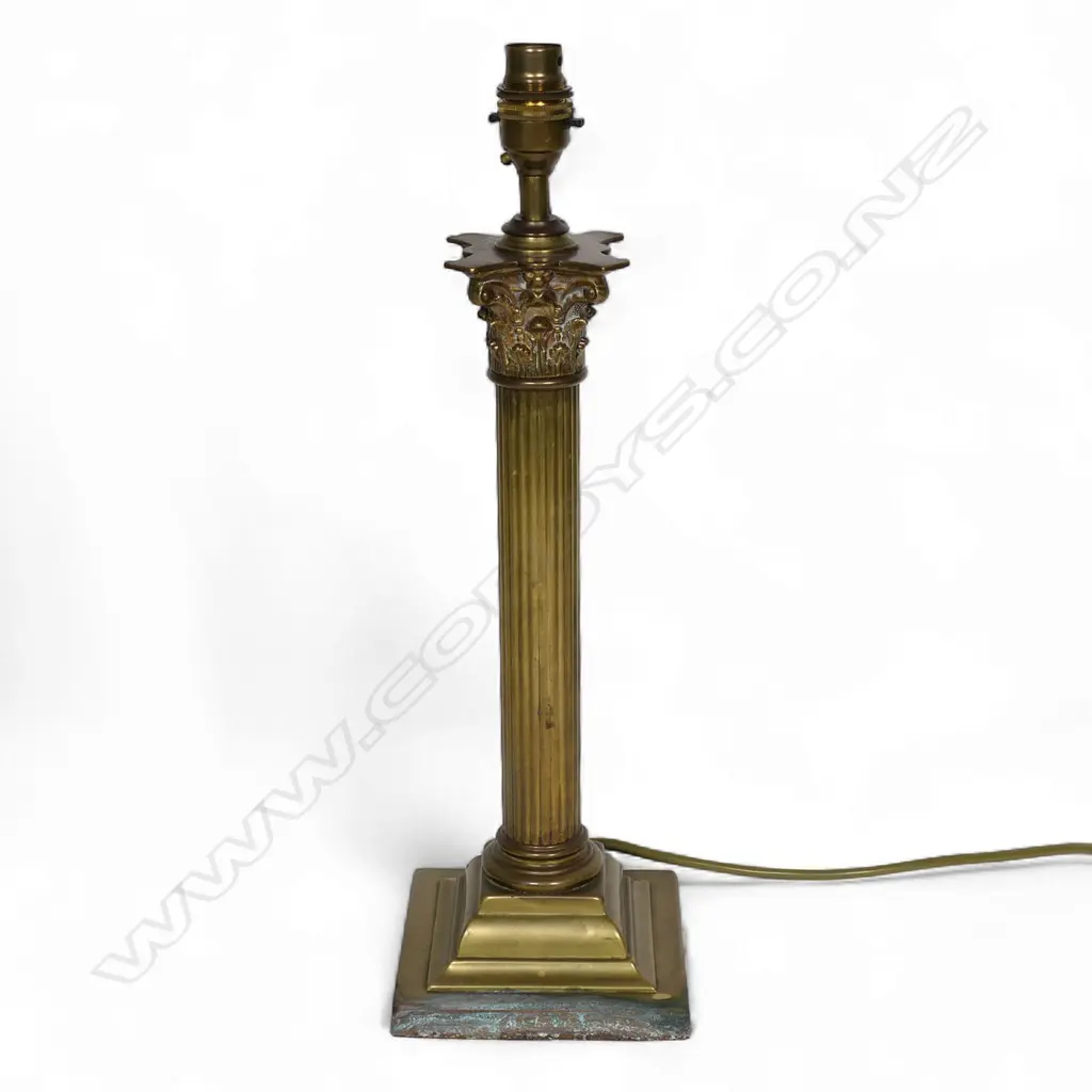 A table lamp and shade, Image 1++